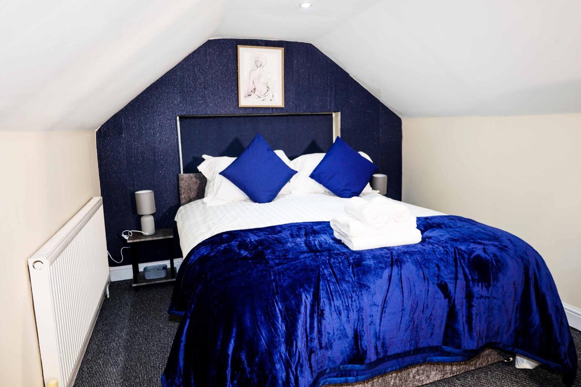 Lausory King Bed Living Your Luxe Home Away Nottingham Buitenkant foto