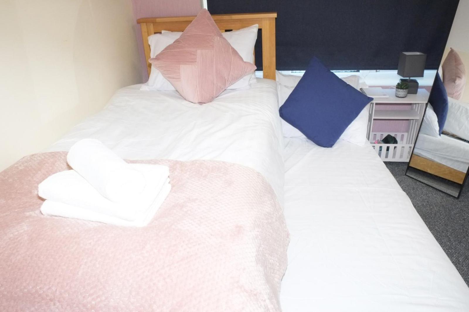 Lausory King Bed Living Your Luxe Home Away Nottingham Buitenkant foto