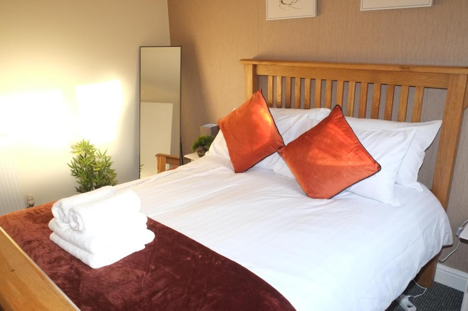 Lausory King Bed Living Your Luxe Home Away Nottingham Buitenkant foto
